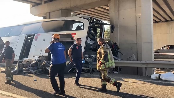 Beton kolona adeta bir ok gibi saplanan otobüste bulunan 11 kişi hayatını kaybetti. Çok sayıda kişi ise yaralı olarak hastaneye kaldırıldı.