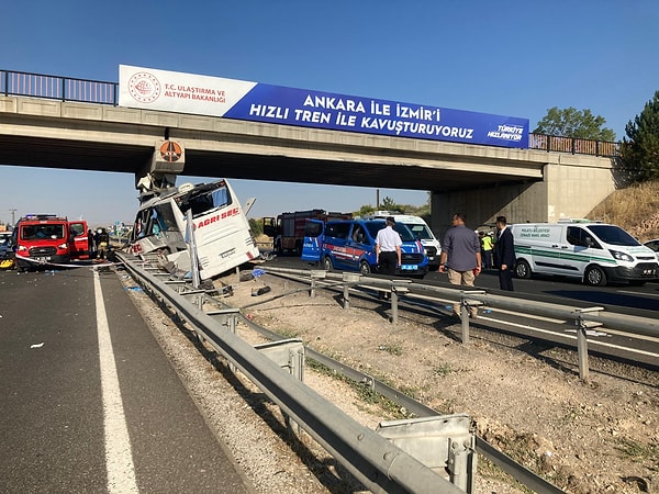 Korkunç kazanın görüntüleri ise yaşanan trafik faciasının büyüklüğünü ortaya çıkardı.