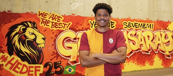 Süper Kupa maçında yaşanan şok skor sonrası transferde gaza basan Galatasaray, daha önce planlandığı gibi maç gecesi Gabriel Sara'yı kadrosuna katmıştı. Sara'ya verilen bonservis ise sadece Türkiye'de değil Avrupa'da da ses getirdi.