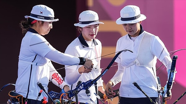 Son 30 yıldır Olimpiyat okçuluğuna damgasını vuran Güney Kore, özellikle kadın okçuların taktığı kova şapkalarla dikkat çekiyor.