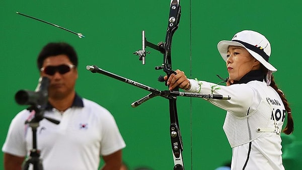 2016 Rio Olimpiyatları’nda ise, Güney Koreli okçular yine geniş siperlikli perlikli kova şapka tercihinde bulundular, ancak bu kez daha sade bir model seçtiler.