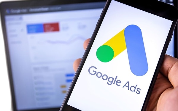 İddialar karşısında bir Google sözcüsü yaptığı açıklamada, "Reklamların 18 yaş altındaki kişilere göre kişiselleştirilmesini yasaklıyoruz, nokta," dedi. "Bu politikalar gerekli olanın çok ötesine geçiyor ve teknik güvenlik önlemleriyle destekleniyor." ifadelerini kullandı.