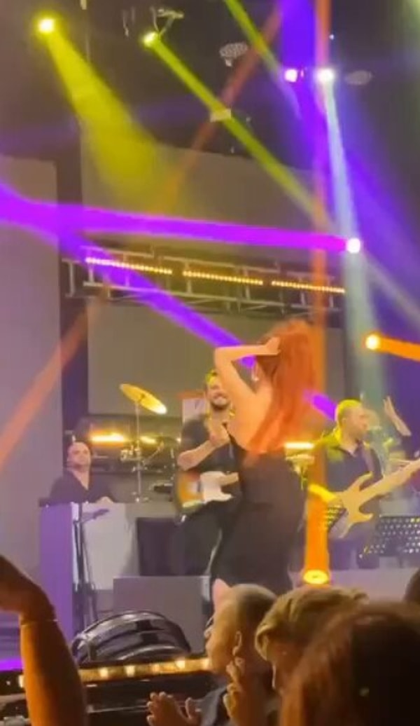 Simge, geçtiğimiz akşam gerçekleşen Ebru Gündeş konserine katıldı. Ünlü şarkıcı, sahneye davet edilip kendi şarkısını seslendirirken yaptığı dans şovuyla gündem oldu.