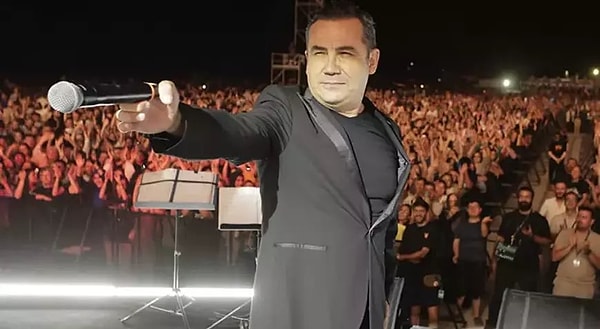 Ferhat Göçer, geçtiğimiz akşam Nevşehir'de bir konser verdi. Ünlü şarkıcı, sahnesinde, Yusuf Dikeç'in ikonik pozunu vererek başarılı sporcuya jest yapmış ve akıma katılmış oldu.👇