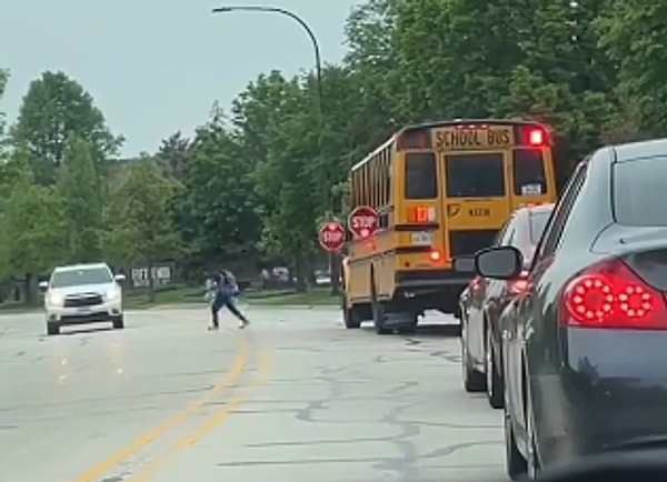 Vatandaş, videoyu 'Bizim şoförler, insan hayatını hiçe sayanlar iyi dinlesin' notuyla paylaştı.