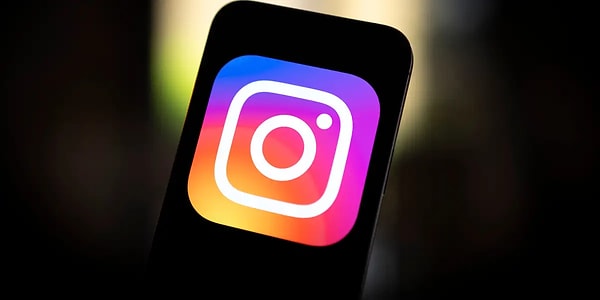 "2023 yılında Aselsan 108, Roketsan 161, TUSAŞ 337 milyon dolar değerinde ihracat yaptı. Sadece Instagram yasağı nedeniyle 1 haftada ekonomimizin uğradığı zarar 396 milyon dolara ulaşabilir. Turizm, otelcilik, lokanta ve restaurantlar başta olmak üzere hizmet sektörü de müşterilere ulaşmakta zorlanıyor. Yasağın yaz sezonunda uygulanması işletmeleri etkiliyor. Yasaklarla sorunlar çözülemez. Instagramın yasaklanmasının ağır bedelini 85 milyon ödüyor. Türkiye’nin de dünyada itibarı zedeleniyor. Kamu keyfi kararlarla değil akılcı, bilimsel ve gerçekçi kararlarla yönetilirse Türkiye kazanır."