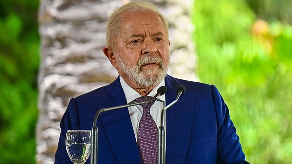 Brezilya Devlet Başkanı Lula da Silva, Sao Paulo eyaletine bağlı Vinhedo şehrinde meydana gelen kazanın ardından yaptığı açıklamada, “Herkesin ayağa kalkmasını ve 1 dakikalık saygı duruşunda bulunmasını rica ediyorum. Çünkü Sao Paulo'daki Vinhedo şehrinde 58 yolcu ve 4 mürettebat bulunan bir uçak düştü ve görünüşe göre hepsi hayatını kaybetti” dedi.