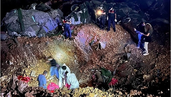 Türk Psikologlar Derneği'nden Altındağ'da bulunan köpek mezarlarıyla ilgili dikkat çeken açıklama geldi. Dernek, hayvan katliamı görüntülerinin derin travmatik etkiler yaratacağını vurgulayarak, hayvanseverlere psikolojik destek sağlamaya hazır olduklarını açıkladı.