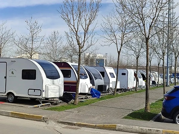 Karavanlara ilişkin dikkat çeken bir karar alındı. Kocaeli'nin 5 ilçesinde karavanlara getirilen park yasağı getirildi.