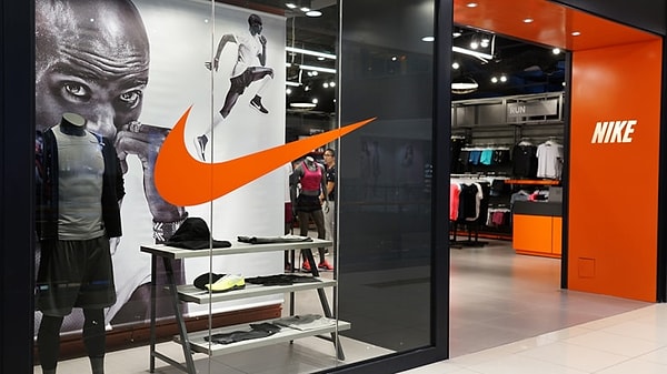 Spor giyim ve aksesuar markası Nike, Türkiye’de yurt dışından gelen ürünler için vergi kararı sonrası sipariş alımını kapattı. Markanın internet sitesinde yayımlanan açıklamada şu ifadelere yer verildi: