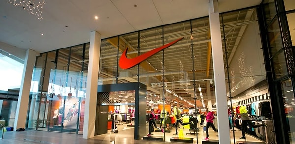 Yurtdışından yapılan e-ticaret işlemlerine konan ekstra vergi hem tüketicilerde hem de markalarda şok etkisi yarattı. Tüketiciler "elveda" demeye hazırlanırken ilk hamle Nike'tan geldi ve Nike internet satışlarına "elveda" dedi.