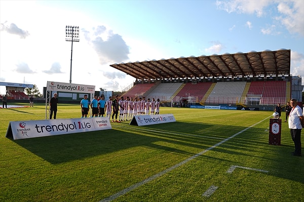 Karşı iddia ise en büyük sorunun ekonomik olduğu yönünde. Çekilme kararı almasa da Yeni Malatyaspor transfer yasakları ve borçlarla boğuşuyor. Yönetim değişikliği sonrası geri dönen Adil Gevrek ve ekibi de bu süreçte destek aradı ancak bulamadı. Destek gelmeyince bir sezon daha zaman kazanmak adına böyle bir talepte bulundukları iddia edildi. Ancak tüm iddialardan öte bir gerçek var ki Yeni Malatyaspor bu sezon bir maça daha çıkmadığı takdirde kurallar gereği düşürülecek.