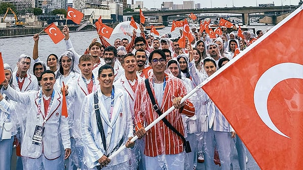 Madalya sıralamasında çok gerilerde kalan sporcularımız, altın madalya sevinci de yaşayamayınca tepkiler arttı. Spor politikalarına yönelen eleştirilerden Gençlik ve Spor Bakanı Osman Aşkın Bak da nasibini aldı.