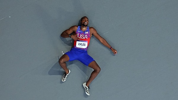 Olimpiyatlar'da 100 metrede altını kazanan 27 yaşındaki atlet Noah Lyles, 200 metrede de üçüncü olarak bronz aldı. Yarış sonunda tekerlekli sandalye ile alandan çıkan Lyles sevenlerini korkuttu ancak gerçek daha sonra ortaya çıktı. Covid pozitif olarak bronz madalya aldığı ortaya çıkan Lyles tüm dünyayı şaşırttı.