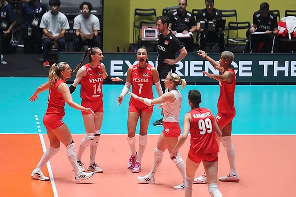 Sina Koloğlu Oda TV’de kaleme aldığı yazısında reytingleri değerlendirdi. Koloğlu, "Sosyal medyaya bakarsanız voleybol ile yatıyoruz, voleybol ile kalkıyoruz. Şahsen ben iki maçımızın böyle, hani rekorlar kırarak, izleneceğini bekliyordum. Bir Çin – Türkiye maçı sonuçları geldi; hüsran. Hele bu ‘Total İzleyici'… Bu maç 11'inci sırada yer almış. Yüzde 1’in biraz üstü izlenmiş. 750 bin kişiyi bile bulmuyor" dedi.