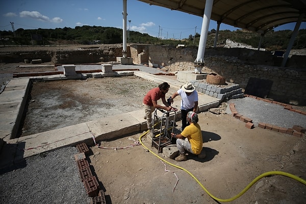 Bu sene saha çalışmasının mayısta başladığını, tiyatro, agora ve Roma hamamının ardından kentin güney nekropolünde kazıyı sürdürdüklerini dile getiren Keleş, sponsor firmanın desteğiyle 23 Ağustos'ta Parion'da etkinlik düzenlemeyi planladıklarını ifade etti. Kazı ekibi tarafından Parion'un yakın çevresinin araştırılması sırasında, 2011'de Kocagür köyü meydanında kırık bir mermer blok bulunduğunu hatırlatan Keleş, üzerinde 3 satırlık yazıt tespit edilen 2 bin 600 yıllık eserin gizeminin çözüldüğünü bildirdi.