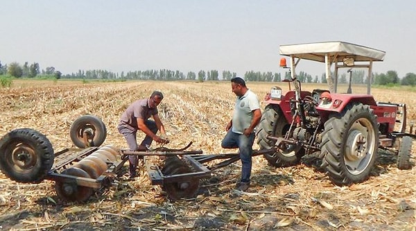 Üçüncü Nedeni Ağırlık Dağılımı: Traktörlerin motoru genellikle ön tarafta bulunur, bu da ağırlığın ön tarafa yayılmasına neden oluyor. Büyük arka tekerlekler, bu ağırlığı dengeliyor.