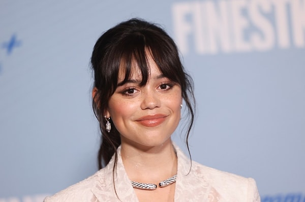 Jenna Ortega became known at the age of 12 through the series Jane the Virgin. She then gained even more fame with the movie Scream and achieved worldwide recognition with Wednesday. She is also preparing to return to the screen with the movie Beetlejuice 2. What do you think of Jenna Ortega's acting?