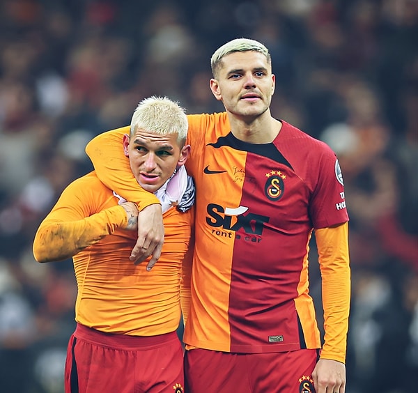 Galatasaray camiasının gönüllerine taht kuran Icardi'yi gece gezmelerine götüren son kişi, geçtiğimiz aylarda oyuncu Devrim Özkan'dan ayrılıp aşk acısı çektiği söylenen Lucas Torreira oldu.