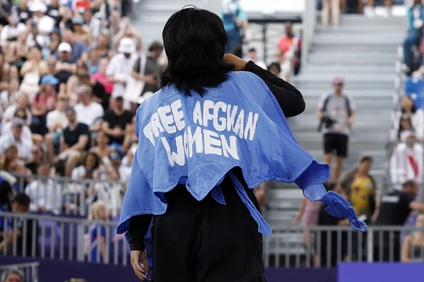 Dünya Dans Sporları Federasyonu (WDSF), yayımladığı açıklamada, Talash'ın "ön eleme mücadelesi sırasında kıyafetinde bulunan siyasi bir slogan nedeniyle diskalifiye edildiğini" duyurdu. Siyasi slogan olarak tanımlanan yazı ise "Afgan Kadınlara Özgürlük" yazısıydı. Afgan dansçı rakibine elenmiş zaten yarışmaya devam edemiyordu ancak sembolik de olsa alınan bu karar Olimpiyat Komitesi'nin tutumuna karşı öfke uyandırdı.