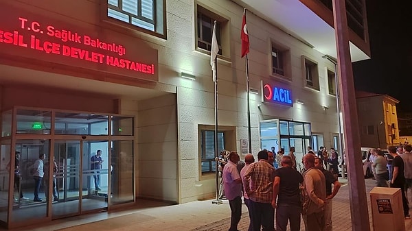 Dün akşam ilçenin Ören Beldesi’nde bir düğünde havaya rastgele açılan ateş sonucu mermiler Hüseyin Ölçücü( 58) ve damadın babası Bilal Yetim’e (62) isabet etti.