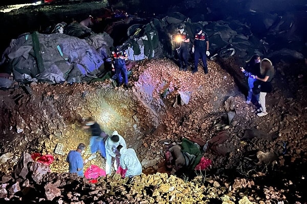 Ankara'nın Altındağ ilçesinde açılan bir çukurun içerisine poşetlerle atılmış onlarca köpek parçası bulunması sonrası sosyal medyada tepkiler sürüyor.