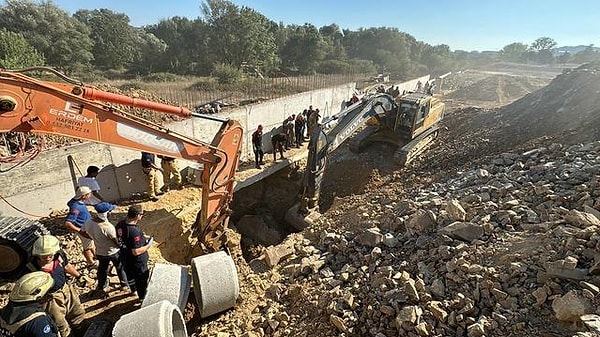 İhbar üzerine olay yerine gelen itfaiye, polis, sağlık ile İl Afet ve Acil Durum Müdürlüğü (AFAD) ekipleri; göçük altında kalan 2 işçi için arama kurtarma çalışması başlattı.