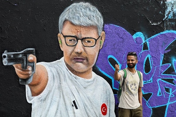 Parka gelen ziyaretçiler, Dikeç’in grafitisi ile hatıra fotoğrafı çektirdi.