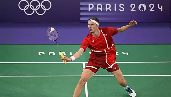 Tokyo 2021 ve Paris 2024 Olimpiyatlarında erkekler teklerde altın madalya kazanan Axelsen, dünya çapında tanınan bir badminton oyuncusu olarak biliniyor.