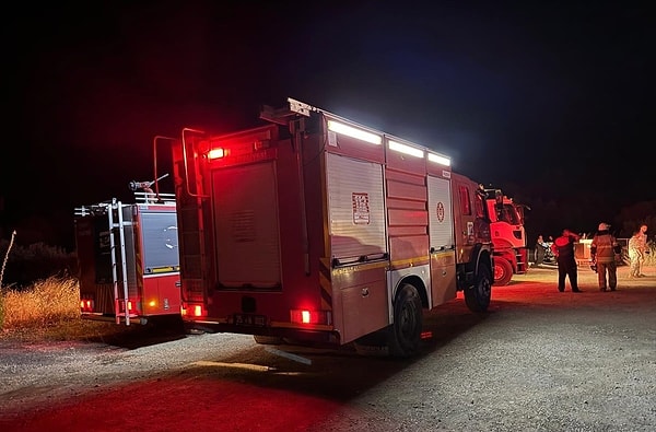 İzmir'in Karaburun ilçesinde ormanlık alanda çıkan yangına itfaiye ekiplerinin müdehalesi sürüyor. Kösedere Mahallesi Boyabağ koyundaki ormanlık alanda meydana gelen yangının neden çıktığı henüz bilinmiyor.