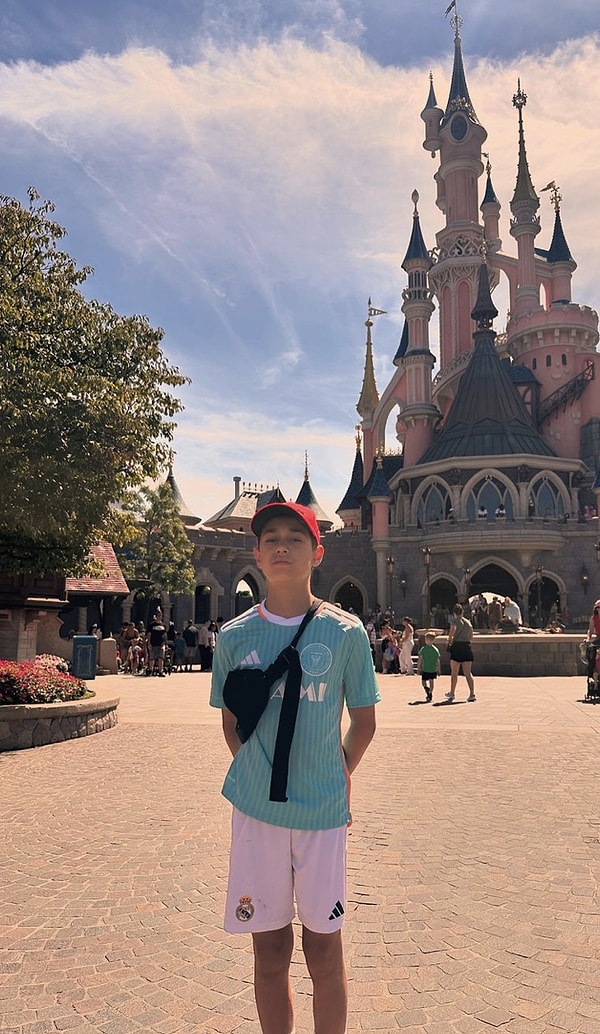 Cem Yılmaz, geçtiğimiz saatlerde Disneyland çıkarması yaptığı 12 yaşındaki oğlu Kemal'in son halini paylaşana kadar!