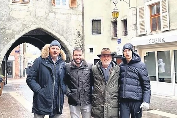 İş insanı Turgut Toplusoy’un oğlu Mehmet Toplusoy, kalabalık bir grupla beraber Beşiktaş’ta bulunan lüks eğlence mekanına gitti.