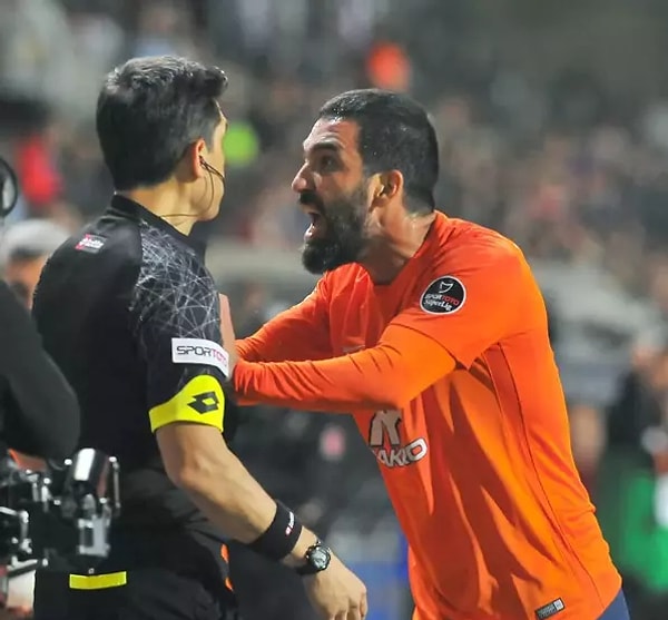 Süper Lig'de uzun kariyerine rağmen sadece 3 kırmızı kart gören Arda Turan, Başakşehir forması giyerken hakeme olan fiziki müdahalesi sebebiyle 16 maç ceza almıştı.