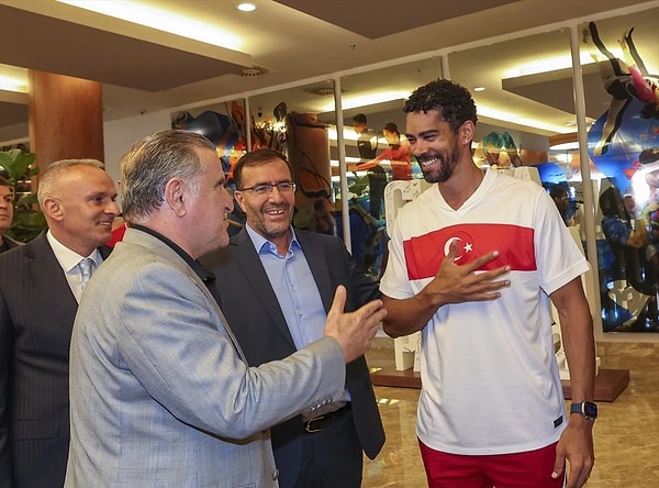 Madalya sayısında beklentinin altında kalındığını kabul eden Bak, Her şeyi madalya olarak düşünmemek lazım. Ancak altın madalya çıkmadı, toplamda aldığımız 8 madalya da bizim beklentimizin altında. Burada ciddi bir seyirci baskısı ve ilgisi vardı. Salonların dolu olması, sporcuların bazılarını etkilemiş olabilir. Bunların hepsinden ders çıkaracağız. " dedi.