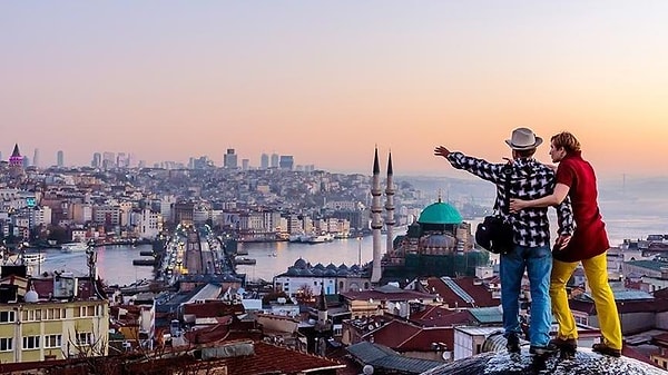 "Sürekli önümüze tutuşturulan 'turist fiyatı menüleri'nde normale göre ciddi farklılıklar vardı. Eşim ayakkabı boyacısının dolandırıcılığına uğradı, adam eşimin çantasına uzanıp cüzdanını çaldı, neyse ki içinde sadece 20 euro vardı."