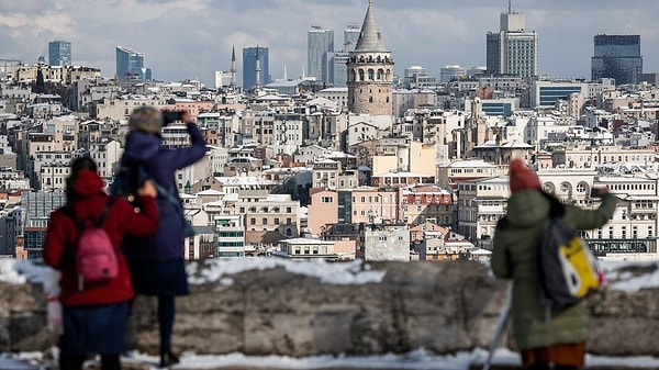 "Türkiye'den daha az gelişmiş yerlerde de yaşadım ama hiçbir zaman bir yeri terk etmek için bu kadar istekli olmamıştım. Bu bir 'batılı turist' sorunu değil. Türkiye'nin elinde çok önemli bir tarih ve güzellikler var. Ama sürekli dolandırıcıların hedefindeydik. Halbuki iki Hollandalı kadınız biz. Eşimin de benim de paramız öyle bol değil."