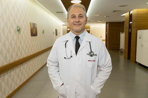 İzmir Ekonomi Üniversitesi Medical Point Hastanesi Acil Servis Uzmanı Prof. Dr. Ersin Aksay, “Son bir aydır ishal vakalarında artış görüyoruz. Daha fazla hastanemize başvuru oluyor. Son bir ay içerisinde böyle bir artışla karşı karşıyayız” dedi.