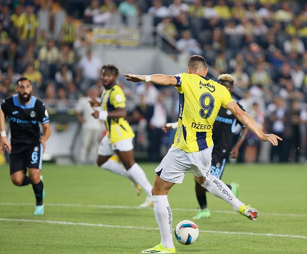 Fenerbahçe, Süper Lig'in açılış haftasında Adana Demirspor'u konuk etmiş, Dzeko'nun golüyle sahadan üç puanla ayrılmıştı.