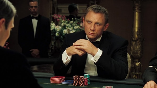 2. Henry Cavill, Casino Royale (2006) filminde James Bond'u oynamak için finalistti ancak o zamanlar 22 yaşında olduğu için reddedildi.