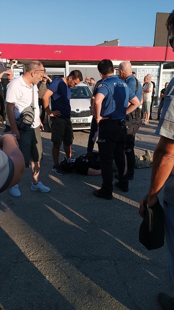 Uluönder Mahallesi Rauf Orbay Caddesi'ndeki Şehit Rüstem Demirbaş Parkı'nda bulunan çay bahçesine kafasında kask, belinde balta, yüzünde maske ve üzerinde hücum yeleğiyle gelen Arda K.(18), çay bahçesinde oturan 5 kişiyi bıçakladı.