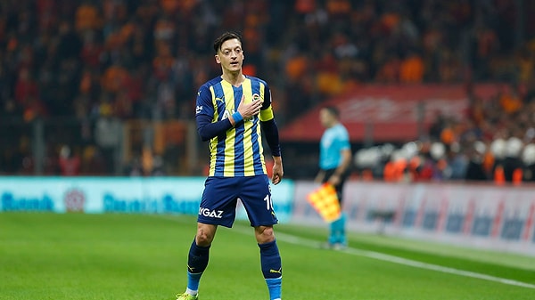 Süper Lig'de Fenerbahçe ve Başakşehir formaları giyen Mesut Özil, 2023 yılında yeşil sahalara veda etmişti.