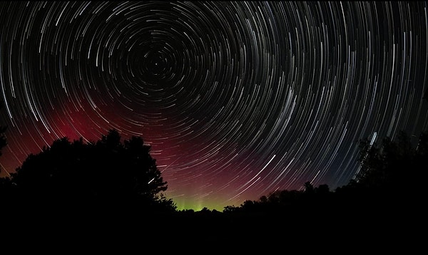 Aurora Borealis'i ve Perseid'in meteor yağmurunun gece boyunca ortaya çıkardığı benzersiz görüntü!