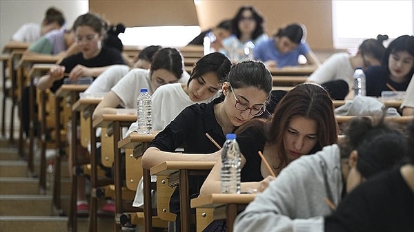 Sık sık eleştirilen konulardan olan YKS sistemindeki çarpıklıklar, özellikle yerleştirme işlemlerinde daha çok göze batıyor. Bunun için bir akademisyen sistemdeki belirgin olan bu çarpıklığı kanıtlamak için sınava girdi.