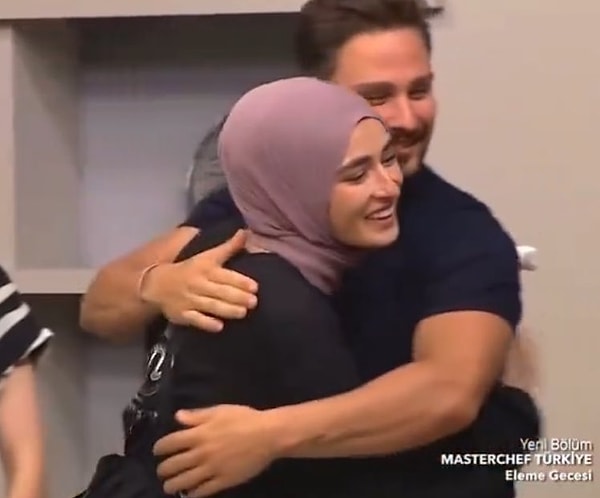 MasterChef Beyza'nın elemeyi geçtiğine sevinip arkadaşlarına sarıldığı anları paylaşan kadın, "Sözde kapalı kadın namahrem erkeklerle sarmaş dolaş ekran karşısına çıkarılıp şirin gösteriliyor" diye yorum yazdı.