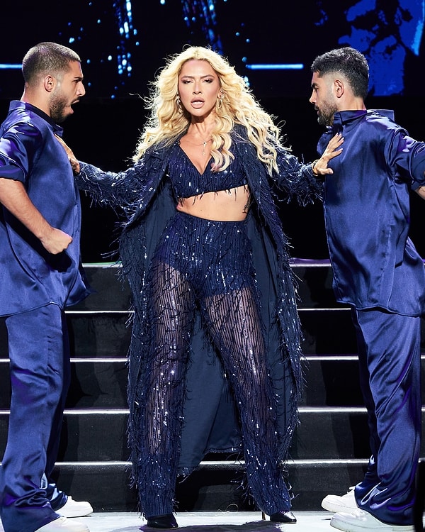 Hadise'nin bu tarzı, her zaman olduğu gibi, yine çok konuşulacak gibi görünüyor. Her sahne performansında olduğu gibi, bu kez de iddialı ve dikkat çeken bir kombinle karşımıza çıkan Hadise, yine izleyenleri kendine hayran bıraktı. Sizce de öyle değil mi?