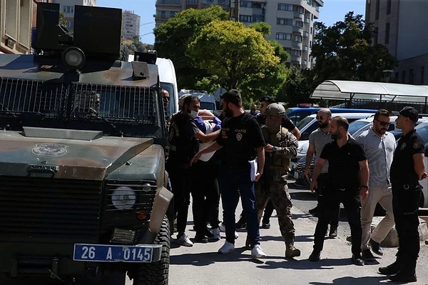 İddiaya göre, Eskişehir’in Tepebaşı ilçesinde, dün Uluönder Mahallesi Rauf Orbay Caddesi'ndeki Şehit Rüstem Demirbaş Parkı’ndaki çay bahçesine gelen A.K, 5 kişiyi bıçakla yaralamıştı.