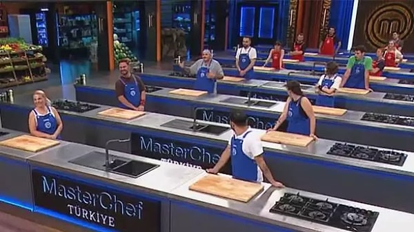 İzleyenler bilirler MasterChef'te o akşam yapılacak yemek yarışmacılara yarıştan hemen önce söylenir. Yani en azından biz öyle zannediyorduk!