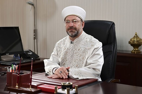 Diyanet İşleri Başkanlığı’nın Basın Müşaviri Burak Orhan, Instagram’da paylaşılan Diyanet İşleri Başkanı Ali Erbaş’ın iki gönderisinin silindiğini duyurdu.