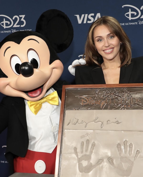 Miley Cyrus, bu kez "Disney Efsanesi" ödülünü kazanarak tarihe geçti. Hem de bu ödülü kazanan en genç isim olarak! D23 hayran fuarında sahneye çıkan Cyrus, 12 bin kişilik kalabalığın önünde gözyaşlarını tutmakta zorlandı.