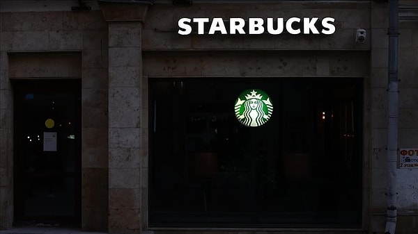 Dünyada binlerce şubesi olan Starbucks, son dönemde gelirlerinde yaşanan düşüş sonrasında CEO Narasimhan’nın kovulduğunu açıklandı.